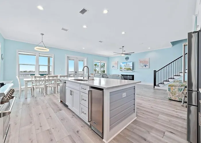 Luxurious Waterfront Lagoon With Heated Pool & Private Dock Near Gulf Shores, Alabama *