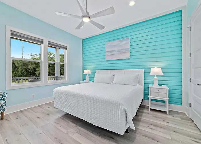 Luxurious Waterfront Lagoon With Heated Pool & Private Dock Near Gulf Shores, Alabama