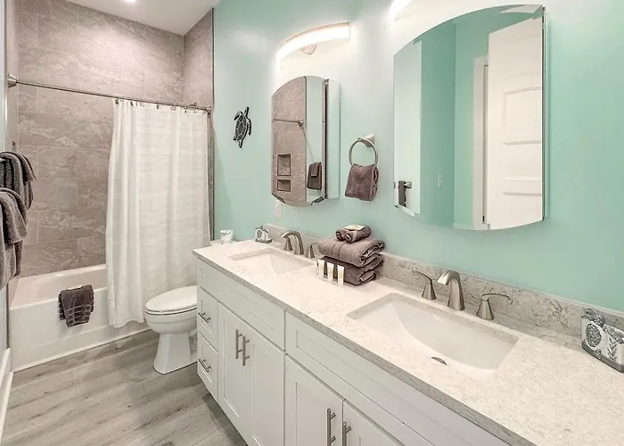 Luxurious Waterfront Lagoon With Heated Pool & Private Dock Near Gulf Shores, Alabama *