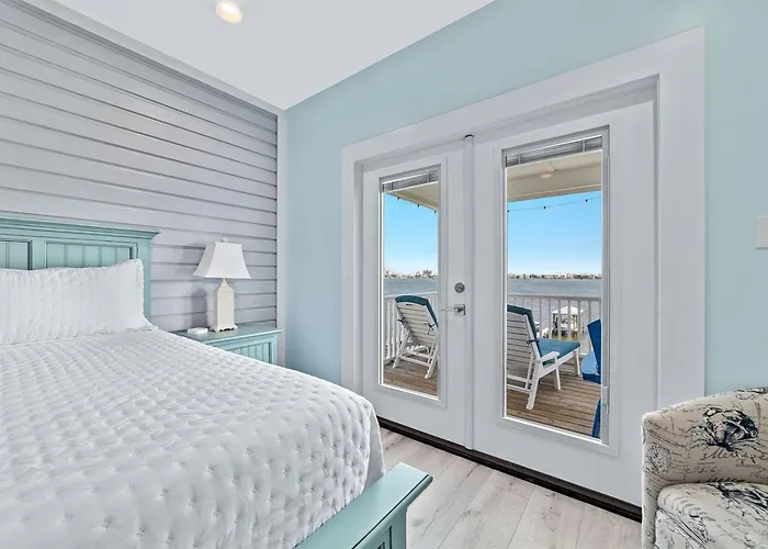 Luxurious Waterfront Lagoon With Heated Pool & Private Dock Near Gulf Shores, Alabama Holiday home