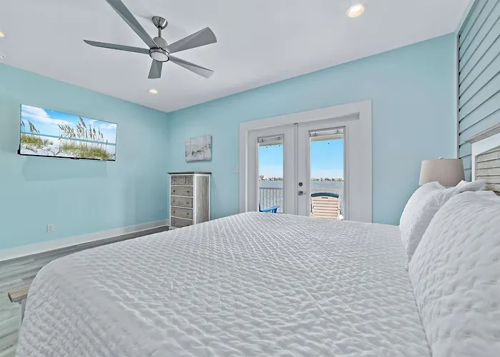 Luxurious Waterfront Lagoon With Heated Pool & Private Dock Near Gulf Shores, Alabama Holiday home *