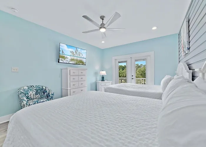 Luxurious Waterfront Lagoon With Heated Pool & Private Dock Near Gulf Shores, Alabama Holiday home *