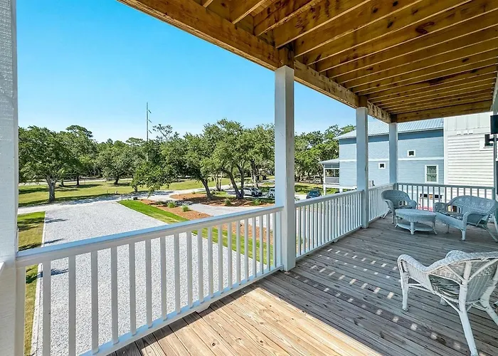 Luxurious Waterfront Lagoon With Heated Pool & Private Dock Near Gulf Shores, Alabama Holiday home