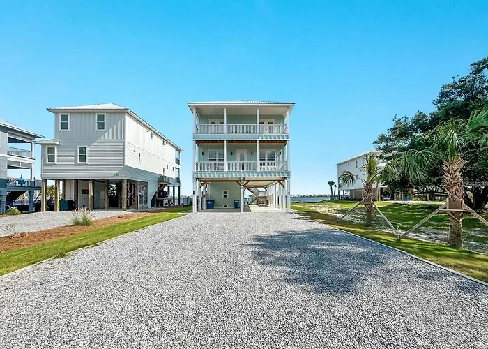 Luxurious Waterfront Lagoon With Heated Pool & Private Dock Near Gulf Shores, Alabama Holiday home *
