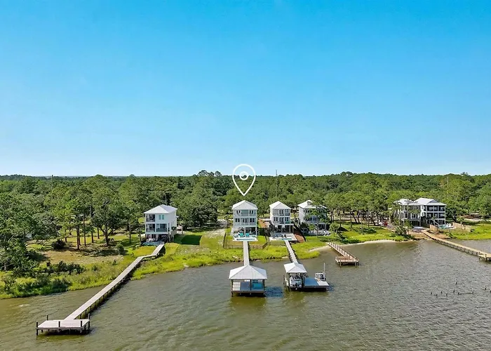 Luxurious Waterfront Lagoon With Heated Pool & Private Dock Near Gulf Shores, Alabama Holiday home *